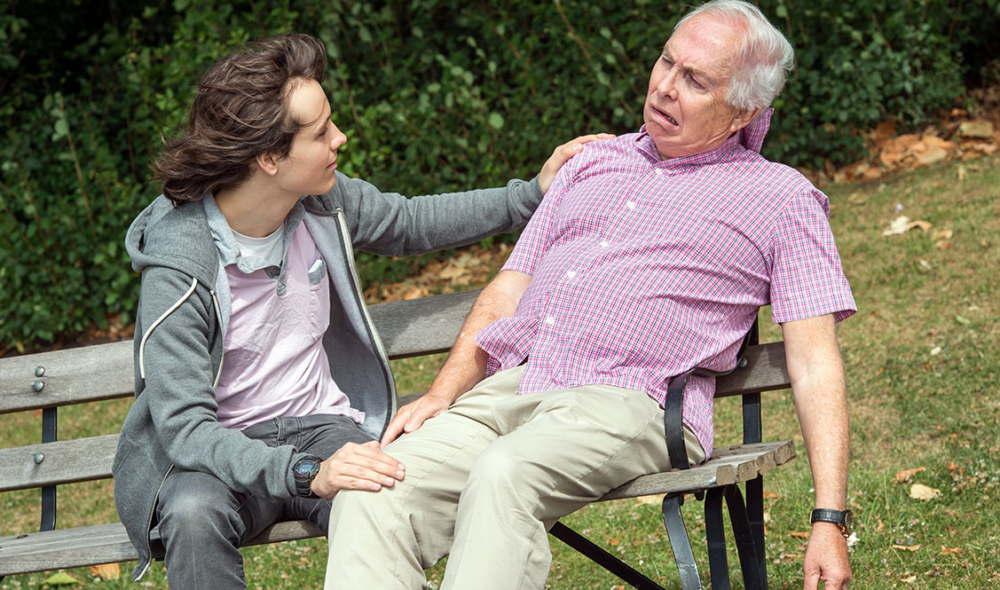 Anthony reassures his grandad, who is having a stroke. Mae Anthony yn cysuro ei dad-cu, sy'n cael strôc. 