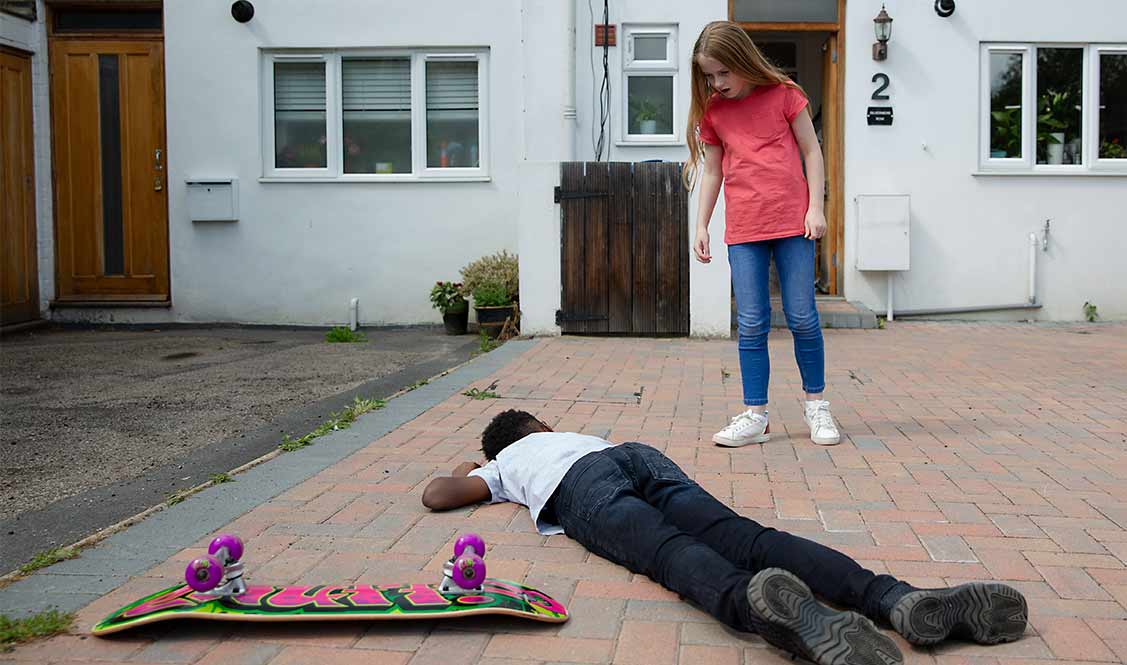 Dele has fallen off a skateboard. Georgia rushes to see if he's okay