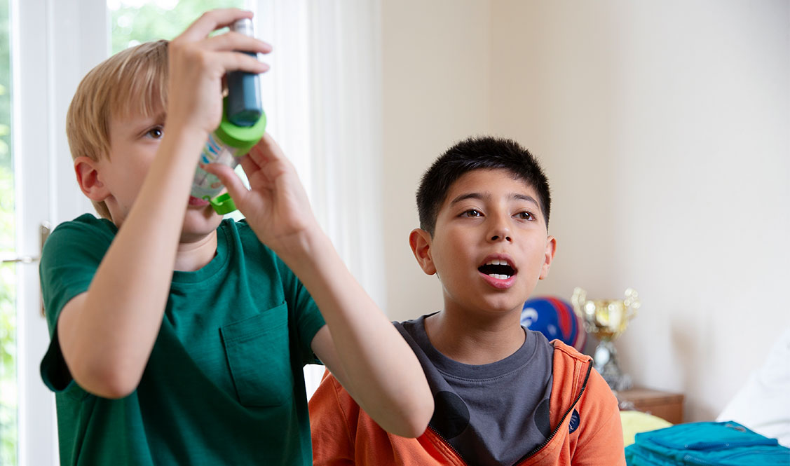 Ekam calls for his mother while Jonjo is using his inhaler. Mae Ekam yn galw am ei fam tra bod Jonjo yn ddefnyddio ei fewnanadlydd.